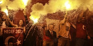 Erdogan-Anhänger halten Leuchtfackeln