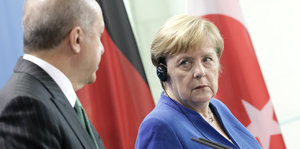 Bundeskanzlerin Angela Merkel (CDU, r) nimmt mit Recep Tayyip Erdogan, Präsident der Türkei, im Bundeskanzleramt an einer gemeinsamen Pressekonferenz Teil