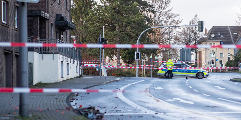 Absperrband der Polizei sperrt in Bottrop einen Teil der Osterfelder Straße ab