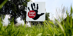 Fracking-Protest: Schild mit einer Hand und der Aufschrift "Stop Fracking"