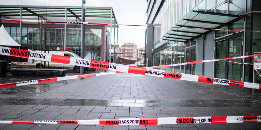 rot-weiße Absperrbänder sichern einen Tatort in Bottrop