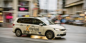 Ein Taxi des Unternehmens "Mytaxi" in Fahrt.