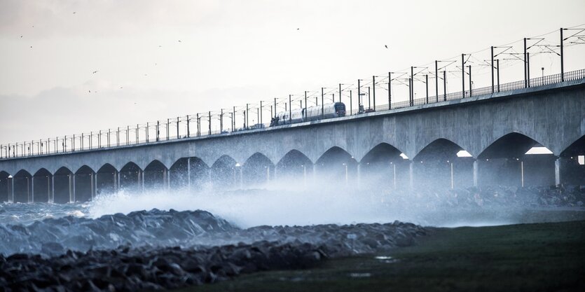 Ein Zug hält auf der Brücke über den Großen Belt bei Nyborg nach einem Zugunglück