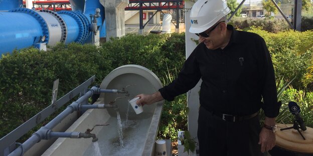 Technikchef Boris Libermann füllt Wasser aus der Entsalzungsanlage ab