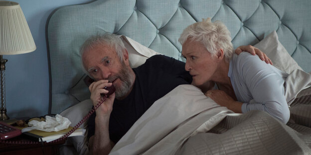 Die Hauptdarsteller des Films Joe Castle­man und Glenn Close liegen im Bett. Castlemann telefoniert