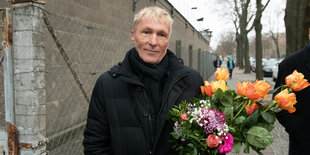 Hubertus Knabe mit Blumenstrauß in der Hand