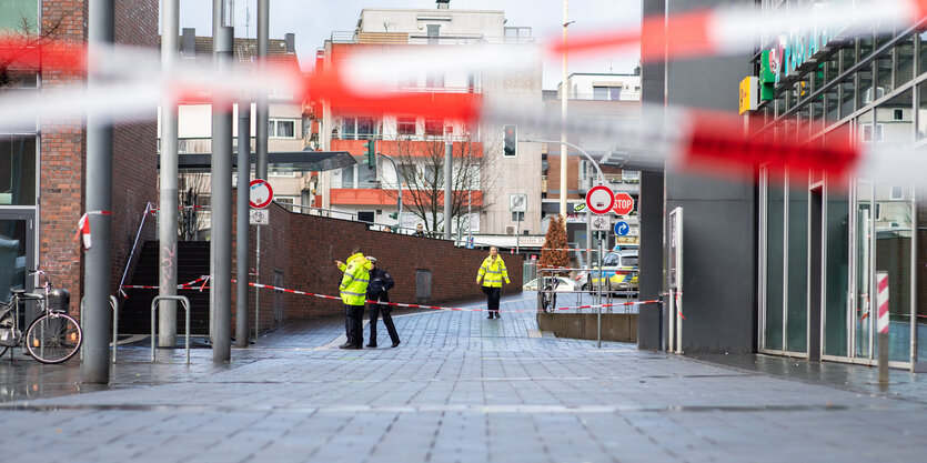 Ein Absperrband der Polizei sperrt den Berliner Platz in Bottrop ab, nachdem ein Autofahrer