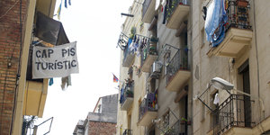 In Barcelona: Balkons mit Fahnen und Spruchbändern