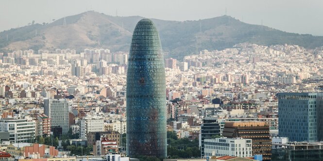 Stadtansicht Barcelona mit einem Hochhaus, dem Torre Agbar Barcelona