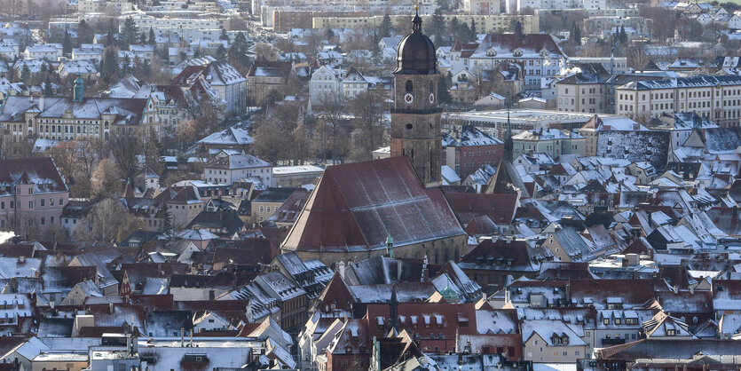 Vogelperspektive auf eine Stadt mit Kirchturm