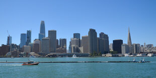 Der Müllfänger von "The Ocean Cleanup" vor der Skyline von San Francisco