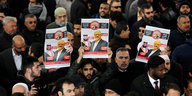 Männer halten Poster hoch, auf denen Jamal Khashoggi zu sehen ist