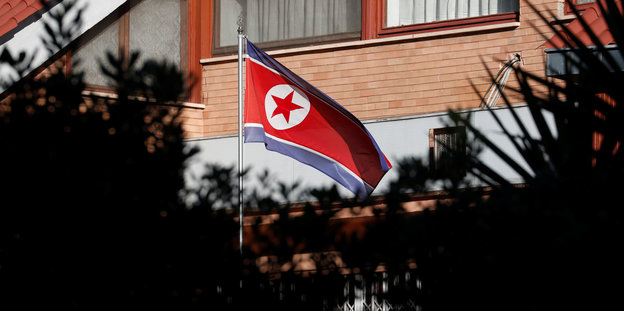 Die nordkoreanische Flagge vor der Botschaft in Rom