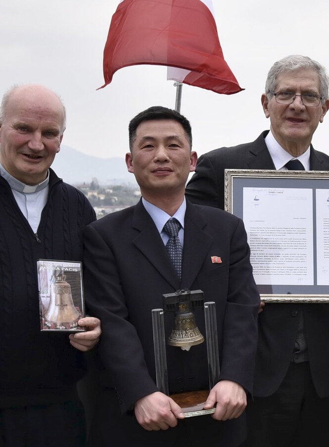 Cho Seong Gil posiert mit anderen Männern für ein Foto