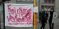 "Freiräume verteidigen" steht auf einem Transparent am Jugendzentrum Drugstore an der Potsdamer Straße
