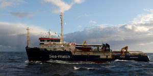 ein Schiff mit der Aufschrift "Sea Watch"