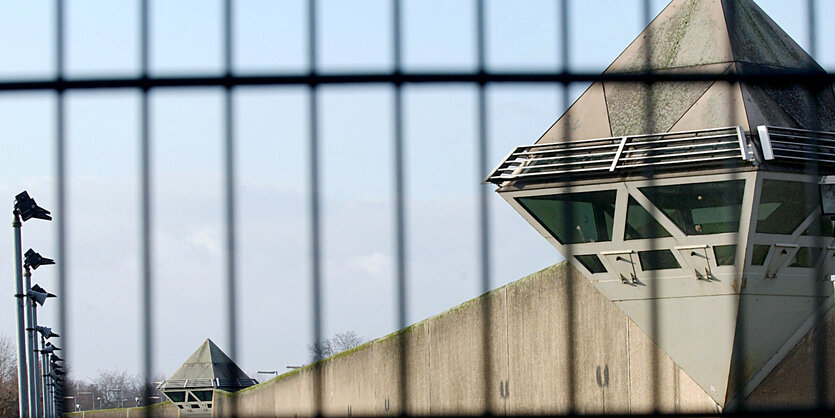 Gitter vor der JVA Köln-Ossendorf