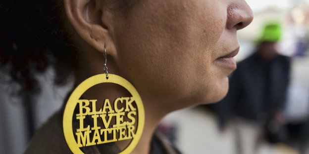 Ohrring, auf dem Black Lives Matter steht