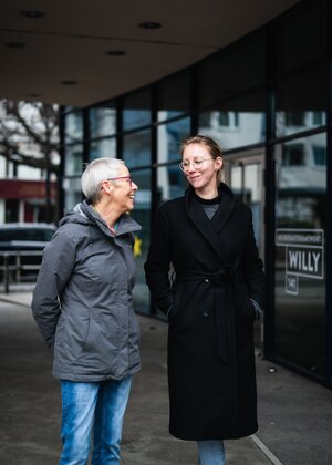 Eine ältere und eine jüngere Frau vor dem Willy-Brandt-Haus Eine ältere und eine jüngere Frau vor dem Willy-Brandt-Haus