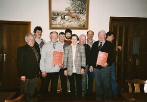 Eine Frau und eine Gruppe, zwei halten Mappen mit Urkunden Eine Frau und eine Gruppe, zwei halten Mappen mit Urkunden