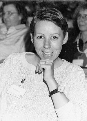 Das Schwarzweiß-Bild einer Frau auf einer Konferenz 2000 Das Schwarzweiß-Bild einer Frau auf einer Konferenz 2000