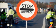 Grenzkontrolle: Rundes Stop-Schild mit der Aufschrift "Kontrol"