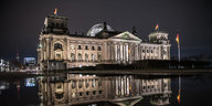 Der Reichstag spiegelt sich in einer Pfütze