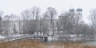 Kleine Schneeflocken fallen während der Winterklausur der CSU-Landesgruppe im Bundestag über dem Kloster Seeon vom Himmel.