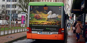Bus mit Werbung für die "Busenschnecke" von Gartenheim