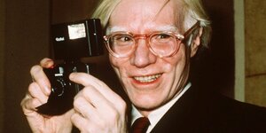 Andy Warhol mit Kamera
