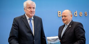 Horst Seehofer steht neben Arne Schönbohm