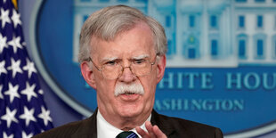 US-Politiker John Bolton hebt die Hand