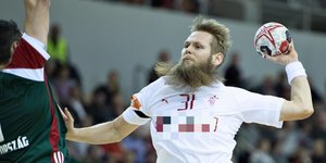 Ein dänischer Handball-Nationalspieler probiert ein Tor zu erzielen
