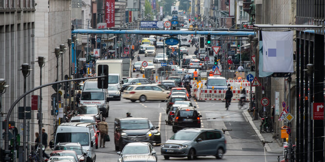 Viele Fahrzeuge im Innenstadt-Stau