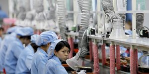 Arbeiter*innen in einer Elektronikfabrik