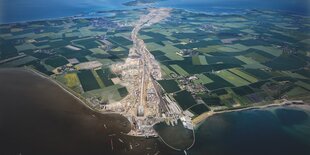 Luftbild mit Blick auf den Belttunnel am Fährhafen Puttgarden