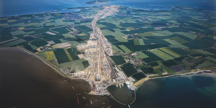 Luftbild mit Blick auf den Belttunnel am Fährhafen Puttgarden