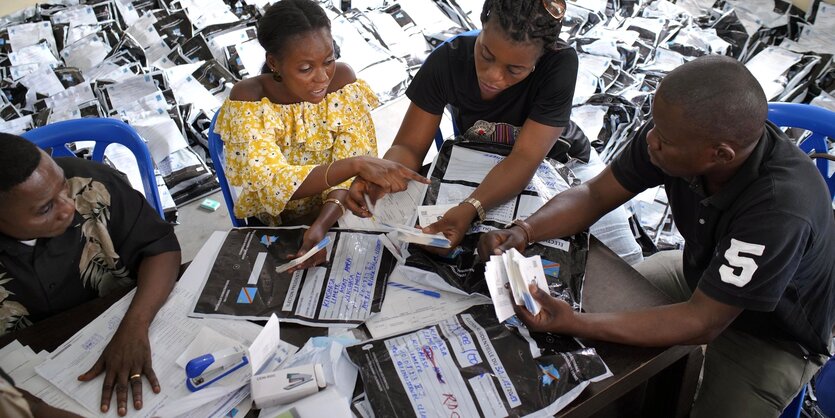 Mitarbeiter der Wahlkommission werten in der Hauptstadt Kongos, Kinshasa, Stimmen aus