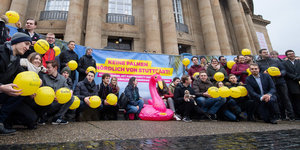 Junge Liberale demonstrieren während des Dreikönigstreffens der FDP vor der Stuttgarter Oper für einen besseren Klimaschutz