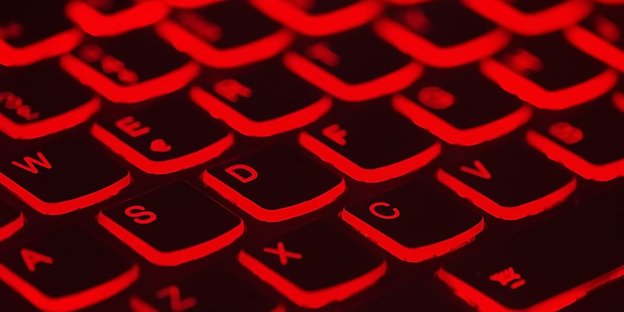 Eine Tastatur mit rotem Hintergrundlicht