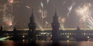 In Berlin erleuchtet das Silvester-Feuerwerk den Himmel