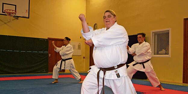 Petra Lenz beim Karate-Training.