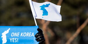 eine weiße Fahne mit dem blauen Umriss von Korea
