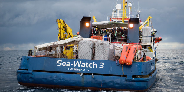Migranten und Besatzungsmitglieder an Bord der Sea-Watch 3