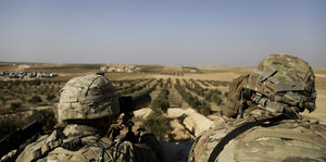 Zwei US-Soldaten blicken von ihrer Basis von Syrien aus zur türkischen Grenze hinüber