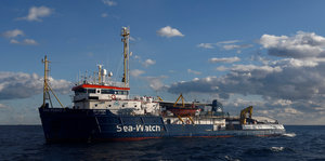 Das Rettungsschiff "Sea-Watch 3" der deutschen NGO Sea-Watch auf dem Meer vor der Küste Maltas