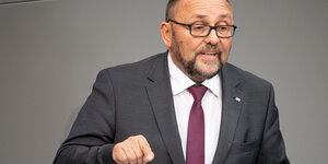 Frank Magnitz (AfD), Bundestagsabgeordneter, spricht während einer Sitzung des Bundestages zu den Ergebnissen des Wohngipfels in Berlin