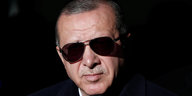 Ein Mann, Recep Tayyip Erdogan, mit Sonnenbrille