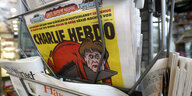 Eine Ausgabe von "Charlie Hebdo" am Kiosk