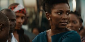 Szene aus dem Netflix-Film „Lionheart“, eine Frau ist im Fokus, umringt von Menschen